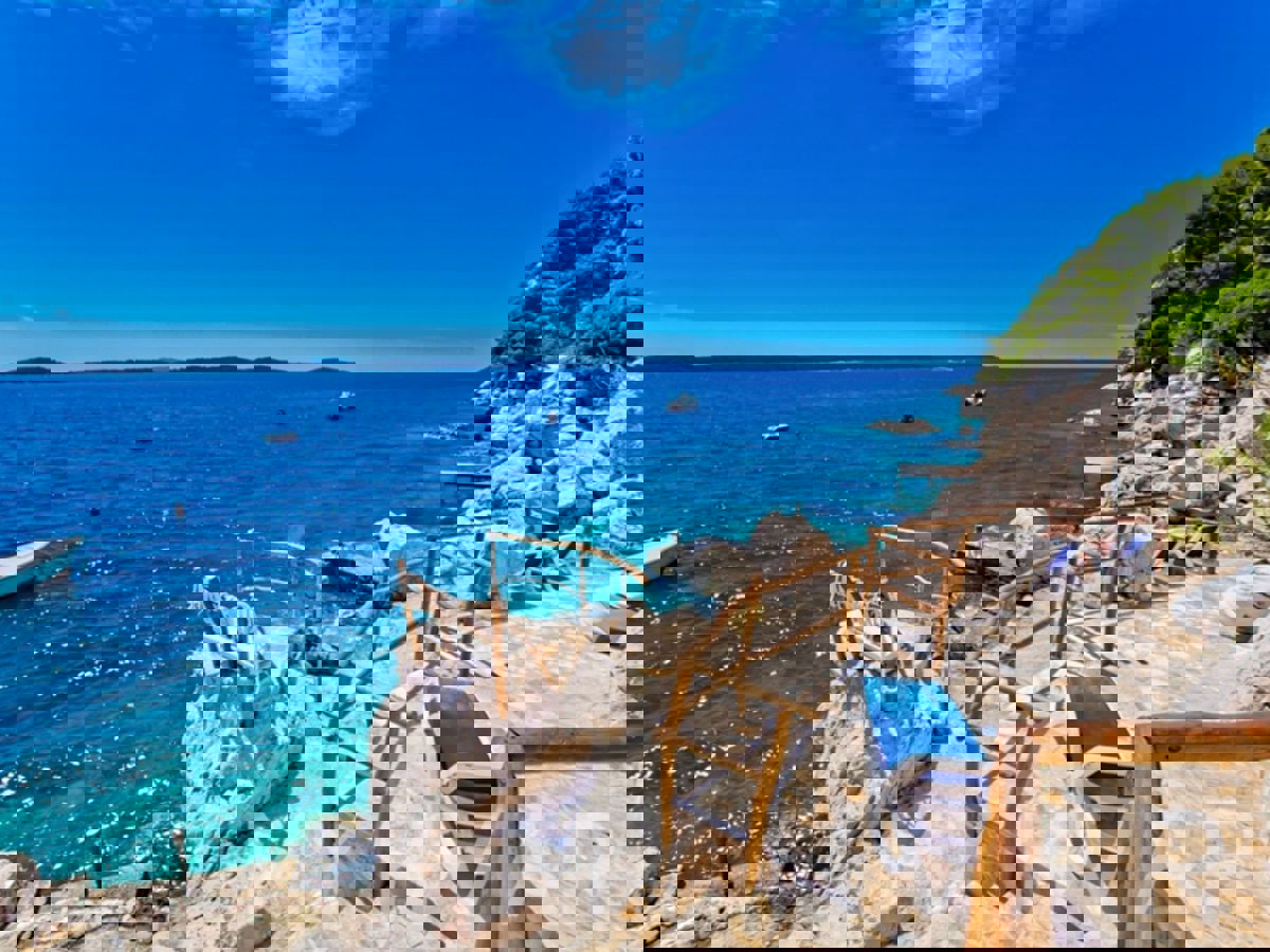 Casa con spiaggia privata nella città di Hvar