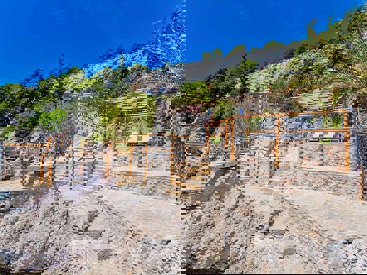 Casa con spiaggia privata nella città di Hvar