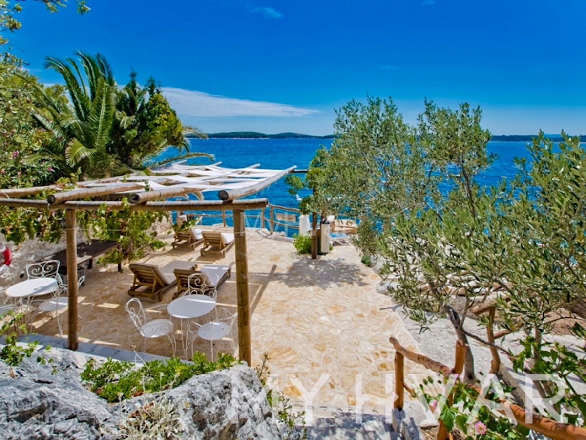 Casa con spiaggia privata nella città di Hvar