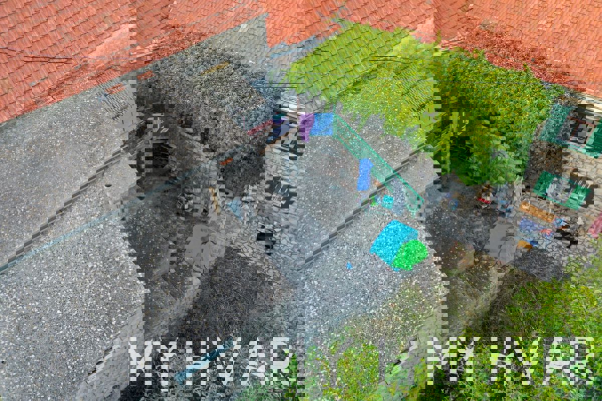 Due case di pietra a Bogomolje