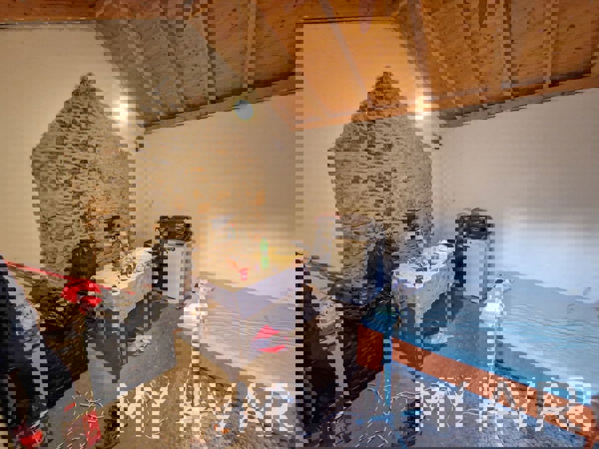 Due case di pietra a Bogomolje