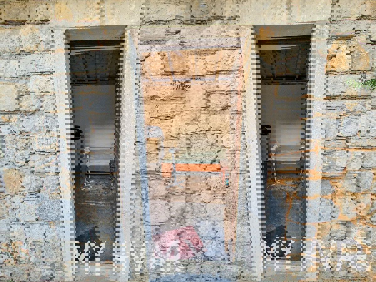 Due case di pietra a Bogomolje