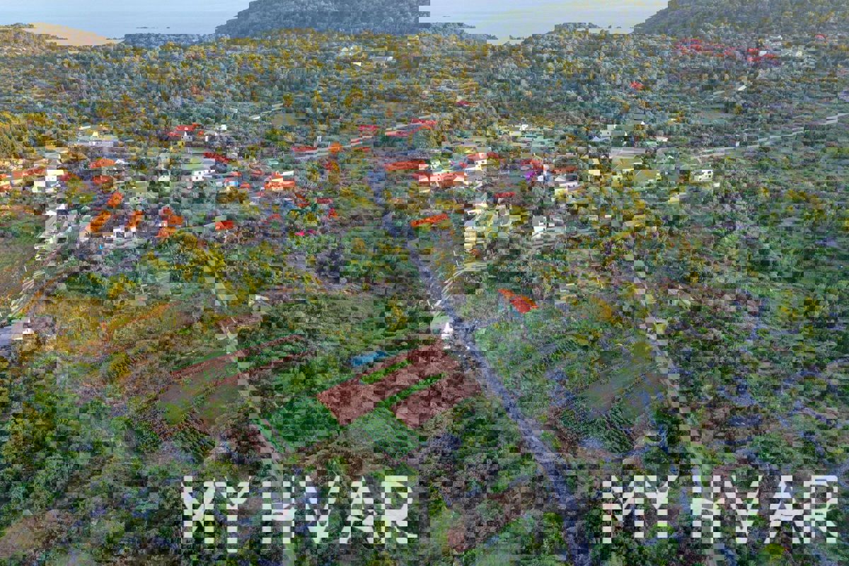 Due case di pietra a Bogomolje