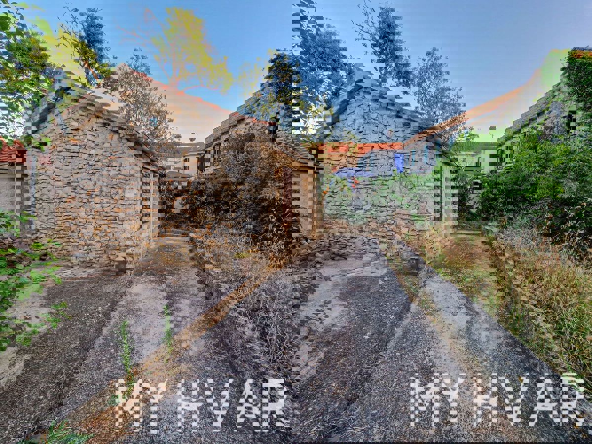 Due case di pietra a Bogomolje