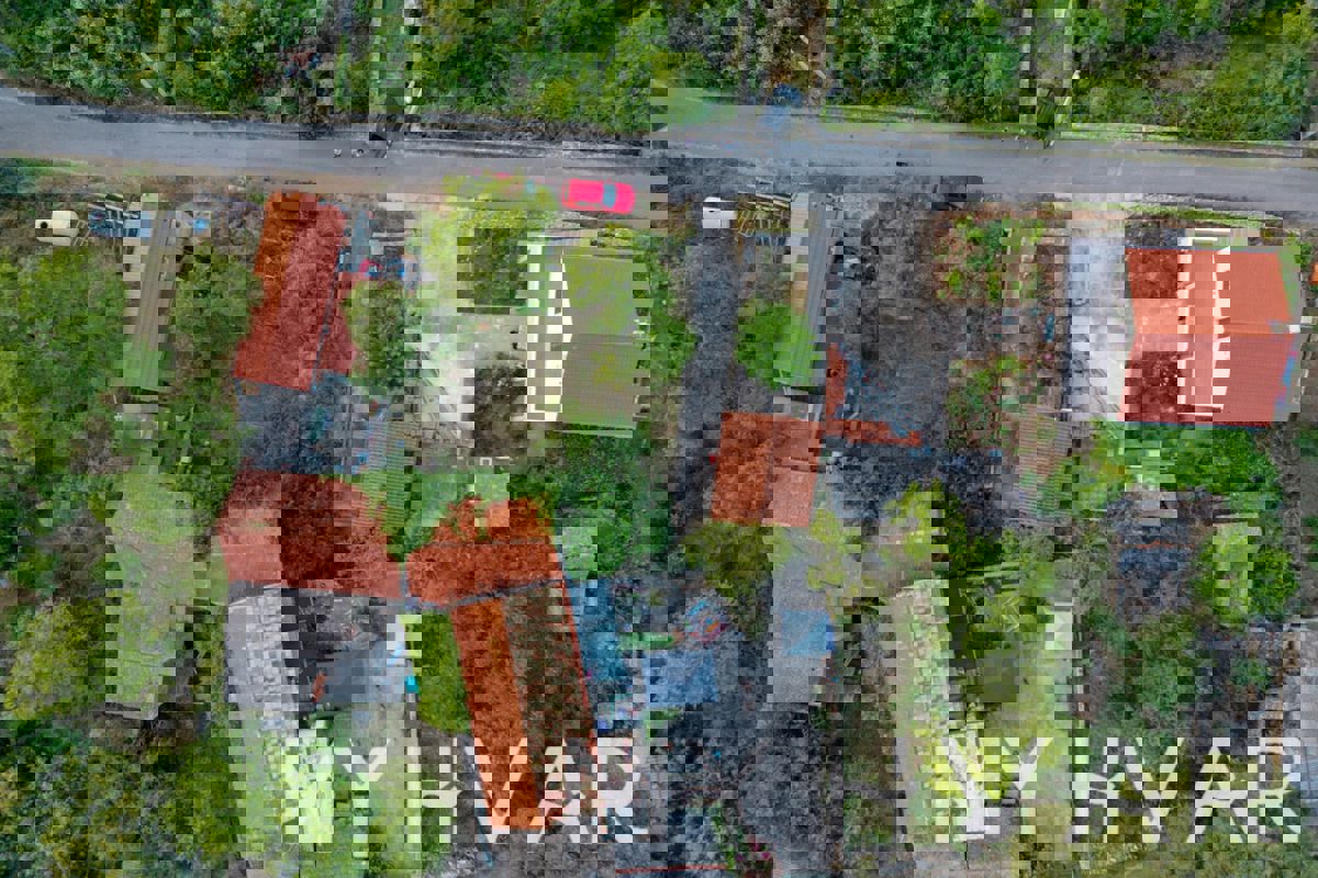 Due case di pietra a Bogomolje