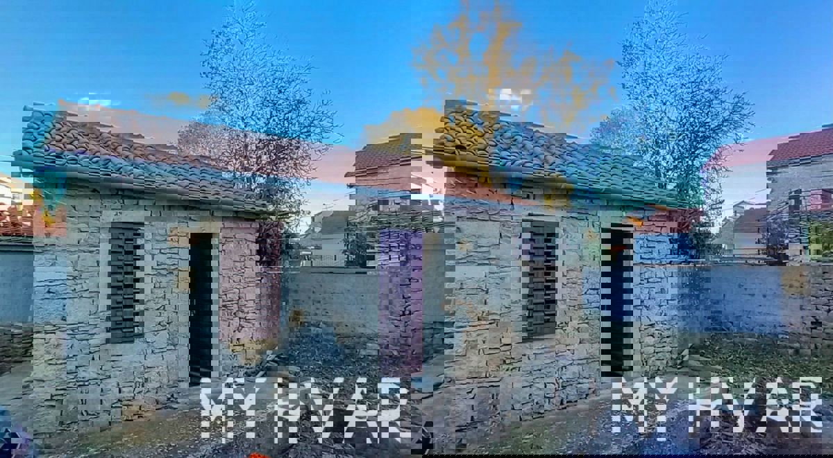 Due case di pietra a Bogomolje