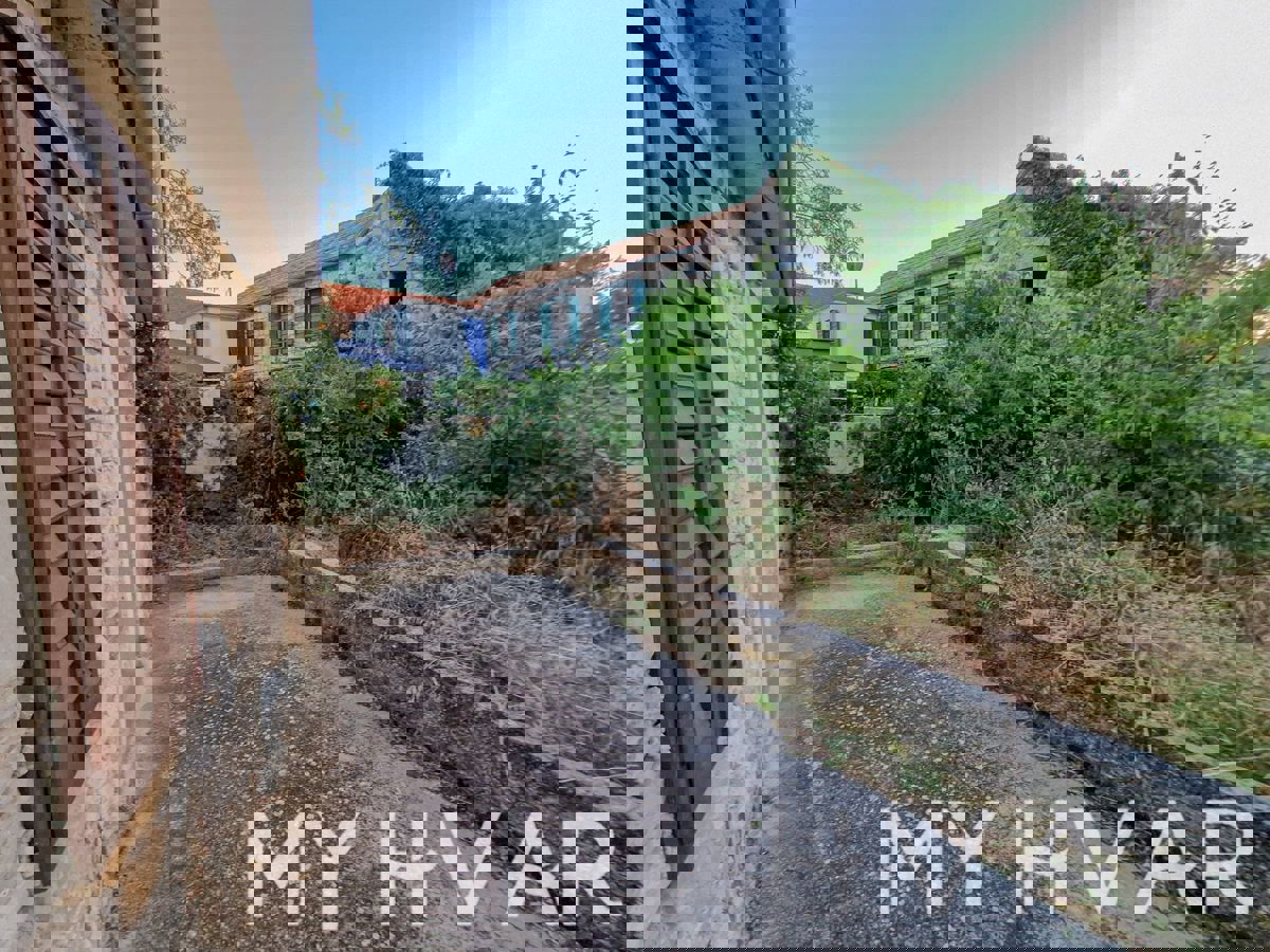 Due case di pietra a Bogomolje