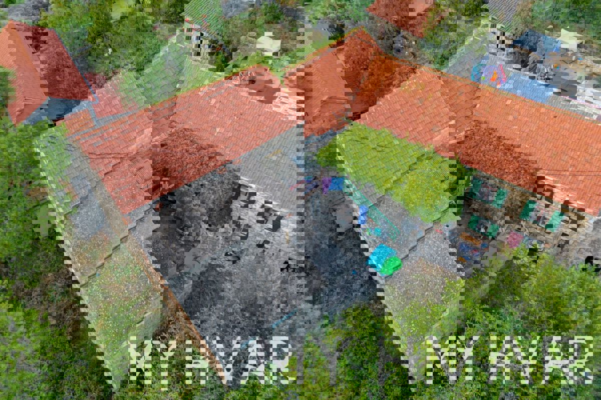 Due case di pietra a Bogomolje