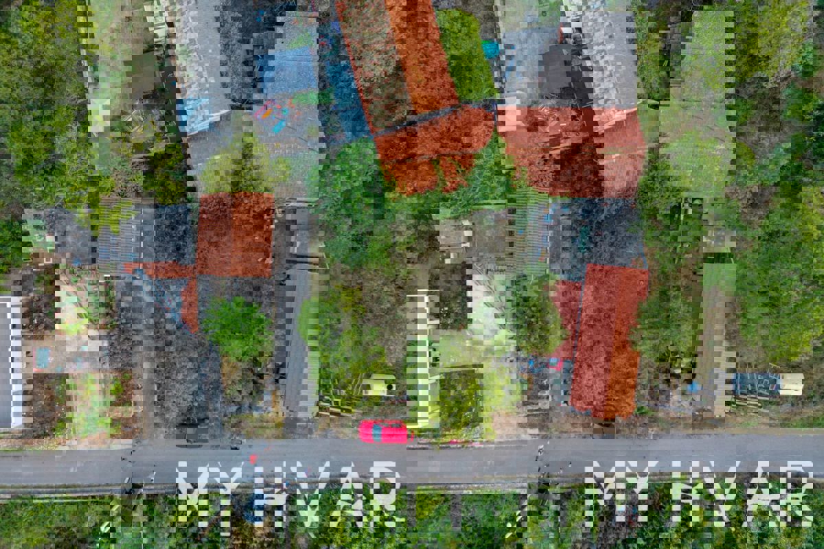 Due case di pietra a Bogomolje