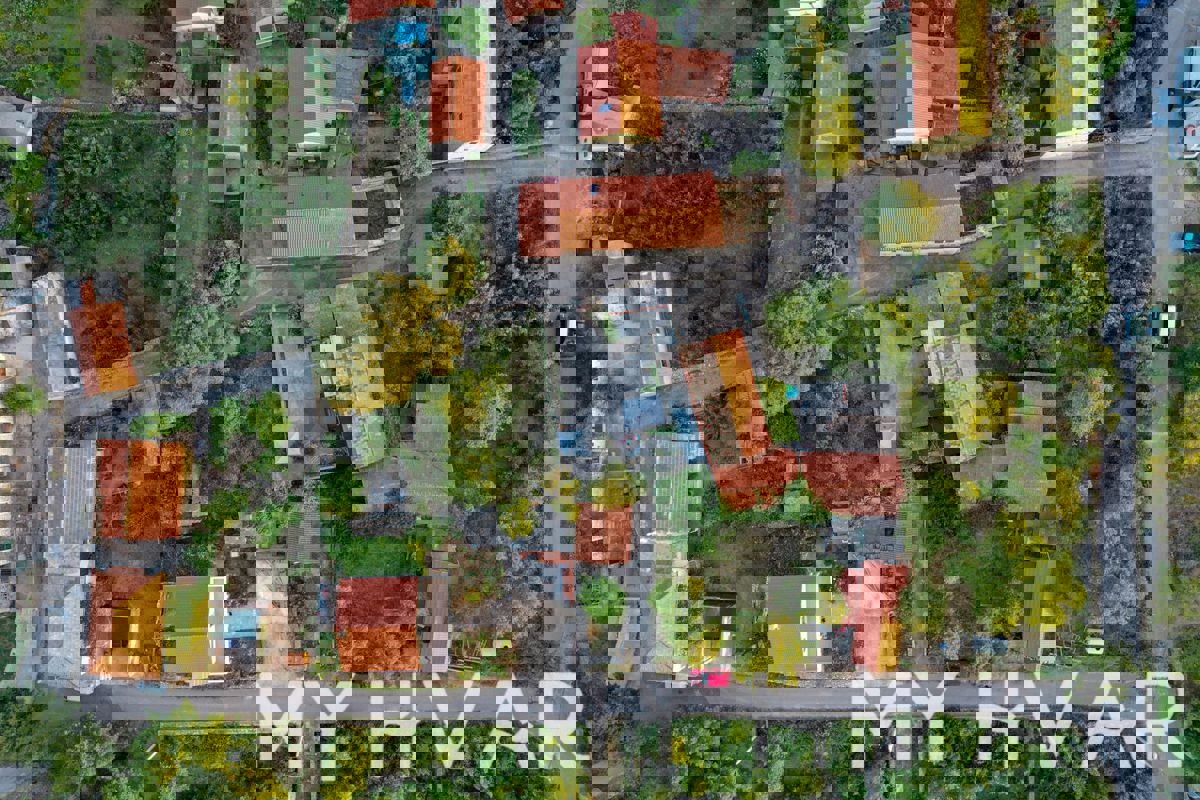 Due case di pietra a Bogomolje