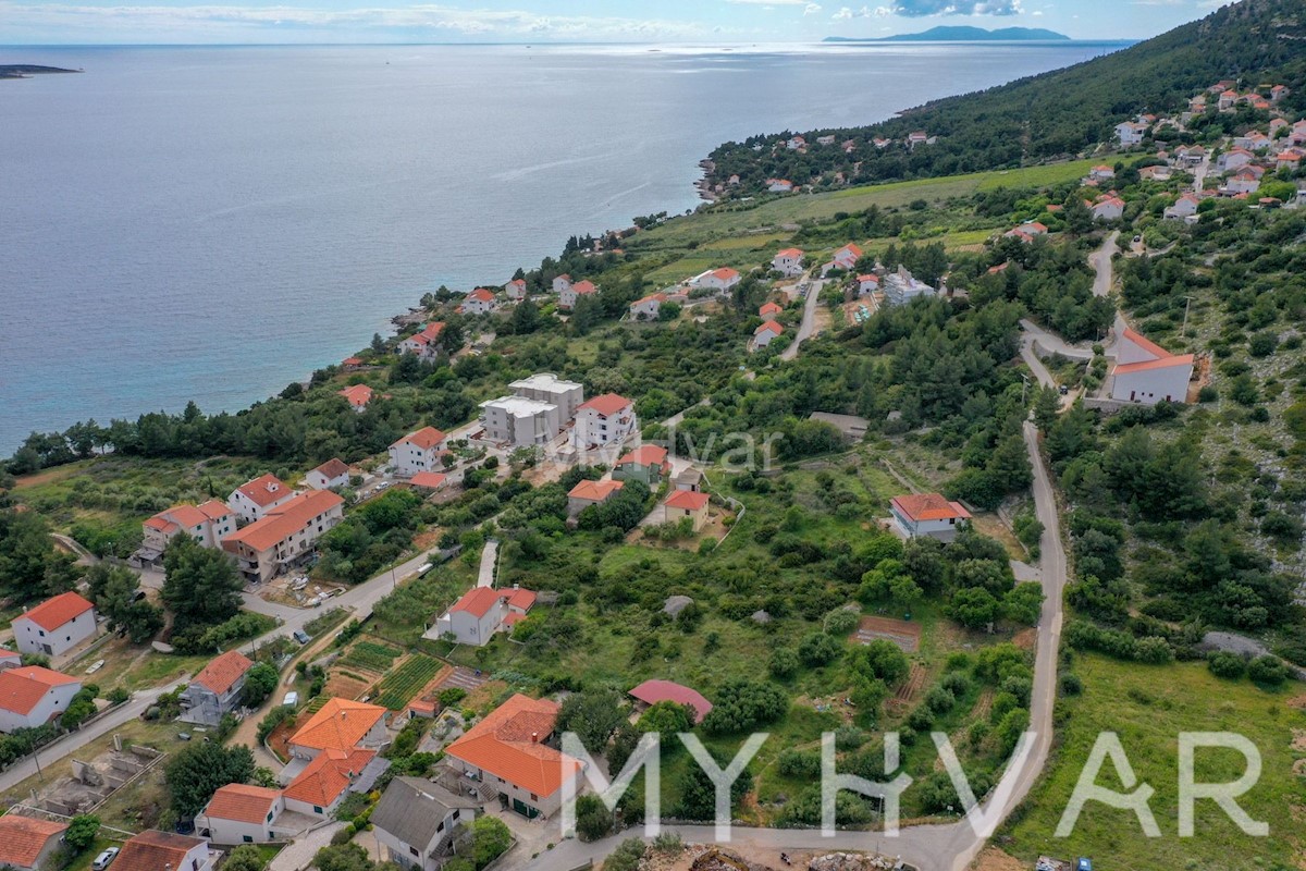 Terreno edificabile a Zavala con vista mare