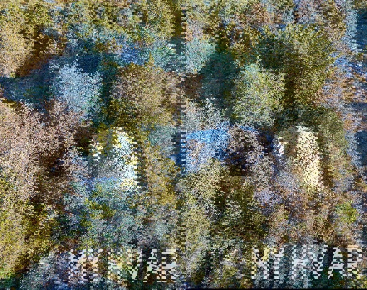 Campo agricolo ad Ager con rifinitura dalmata