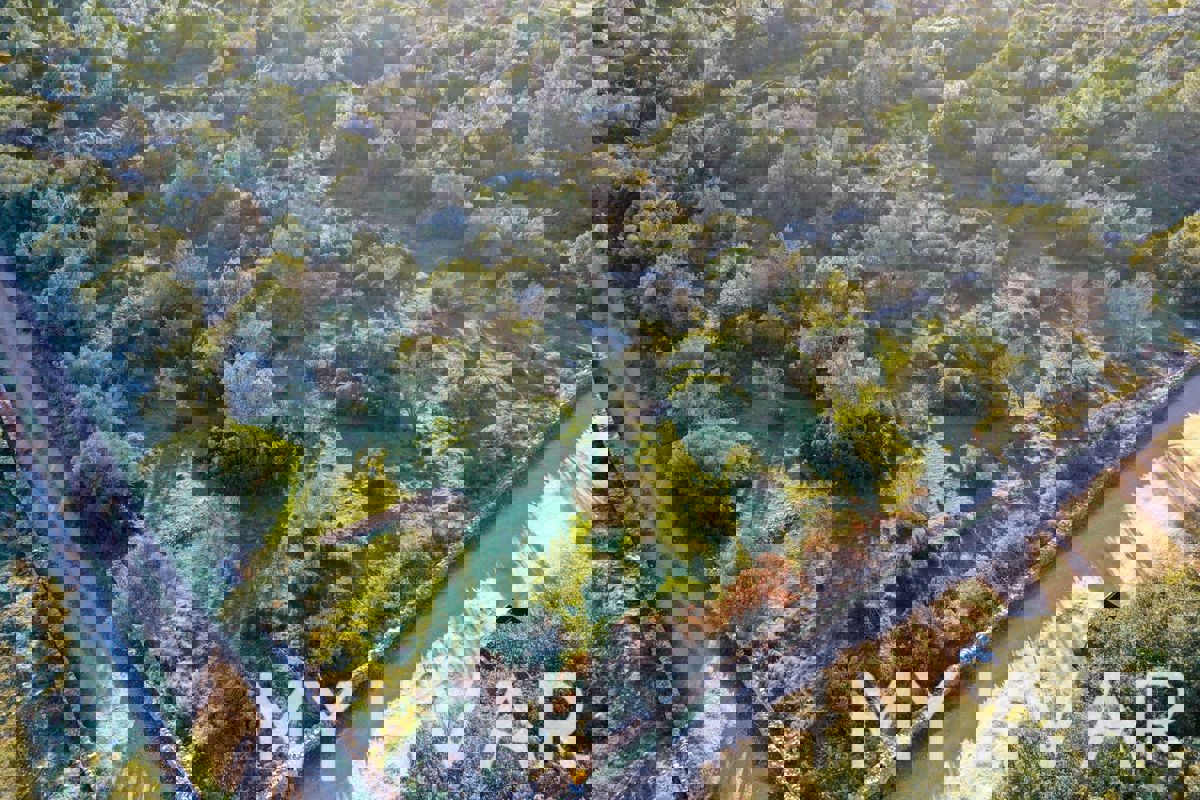 Campo agricolo ad Ager con rifinitura dalmata