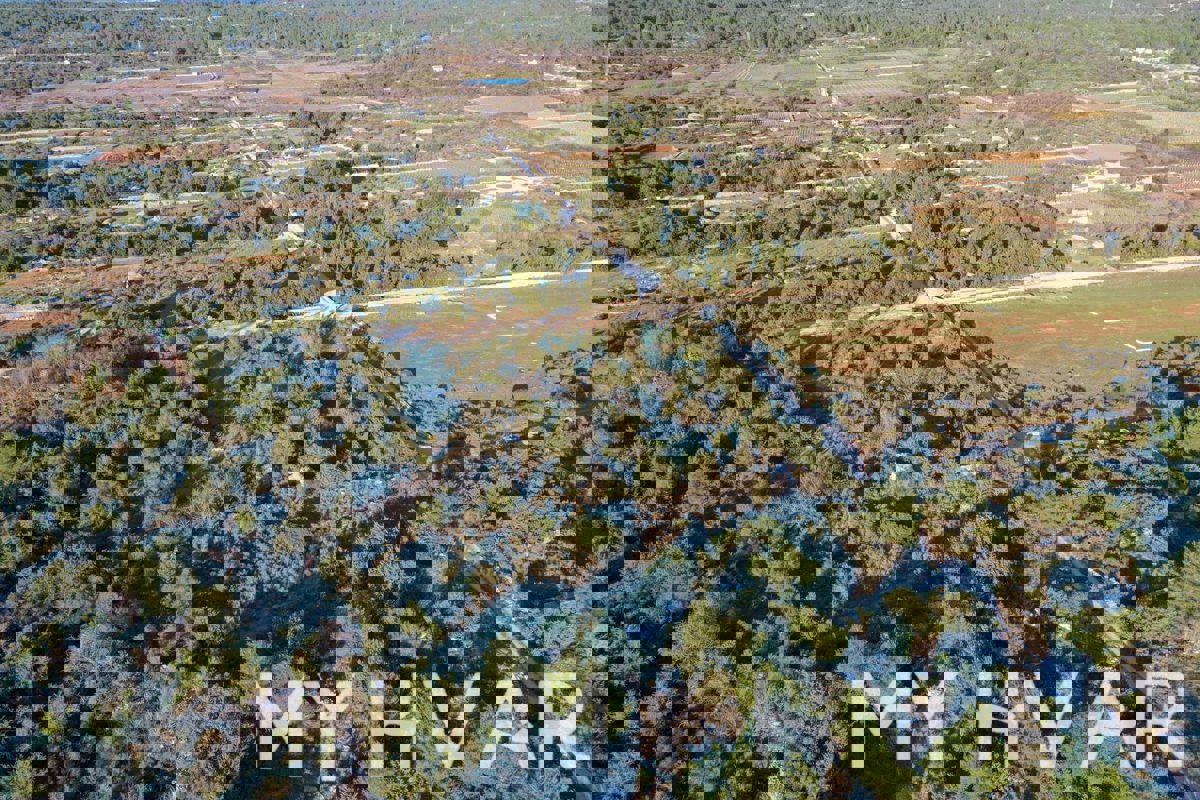 Campo agricolo ad Ager con rifinitura dalmata