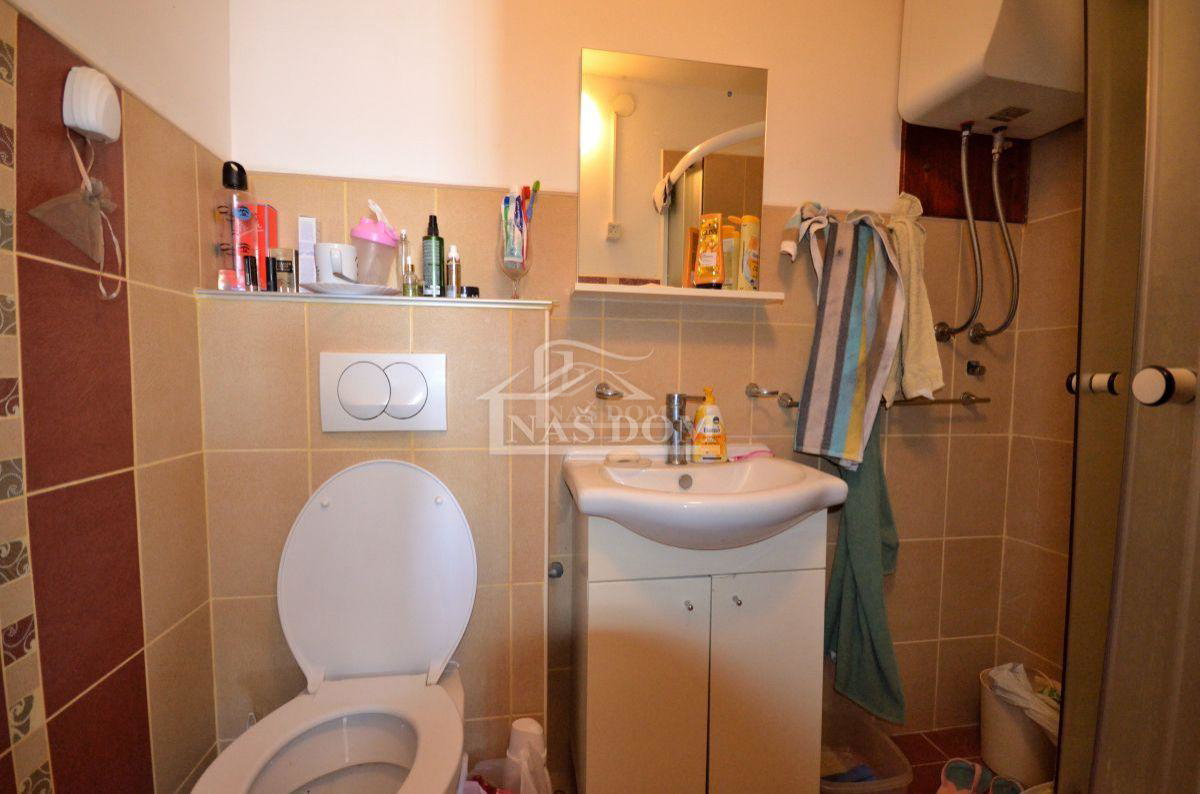 Spazio commerciale + 2 camere proprio sul lungomare!!