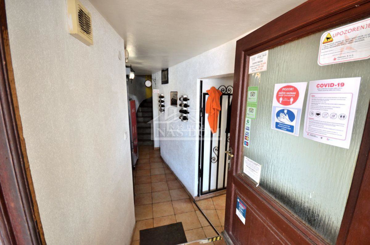 Spazio commerciale + 2 camere proprio sul lungomare!!