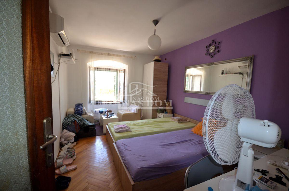 Spazio commerciale + 2 camere proprio sul lungomare!!