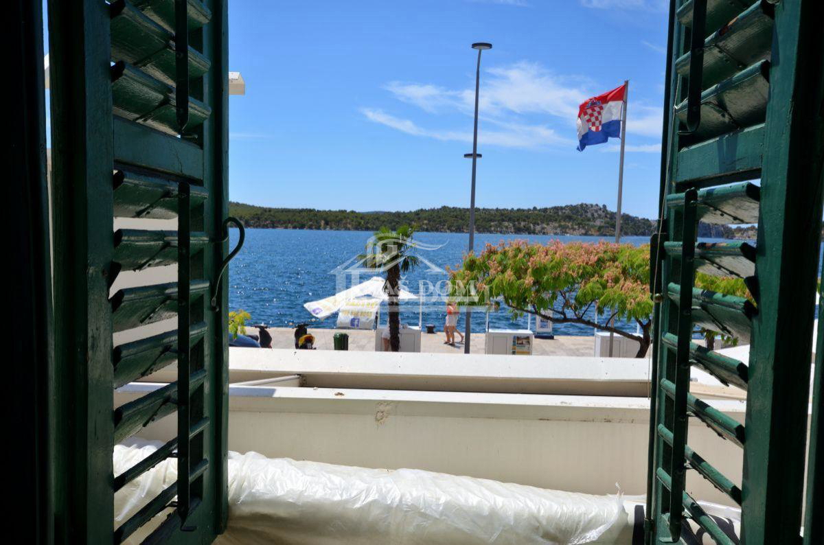 Spazio commerciale + 2 camere proprio sul lungomare!!