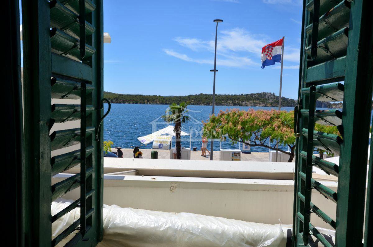 Spazio commerciale + 2 camere proprio sul lungomare!!