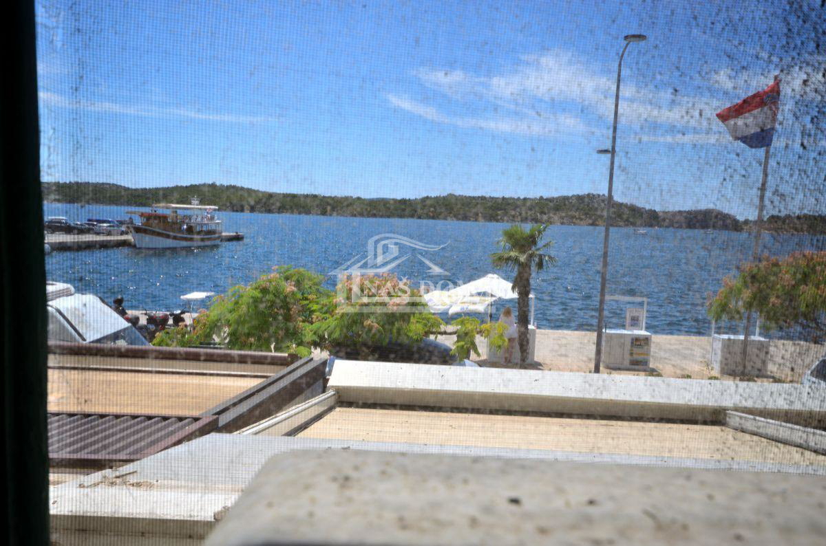 Spazio commerciale + 2 camere proprio sul lungomare!!