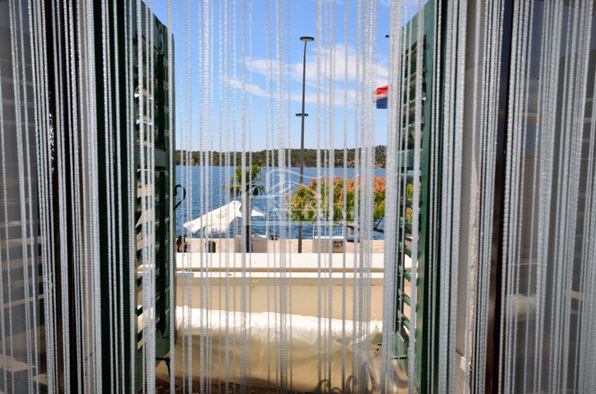 Spazio commerciale + 2 camere proprio sul lungomare!!