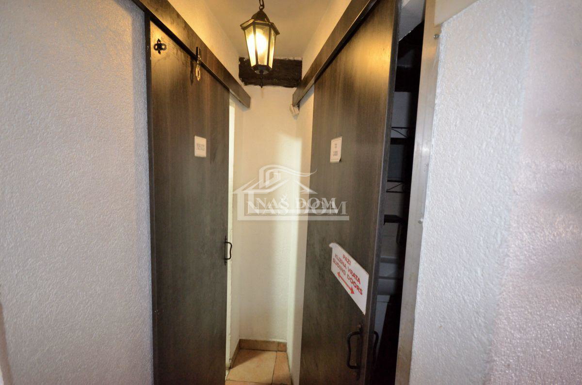 Spazio commerciale + 2 camere proprio sul lungomare!!