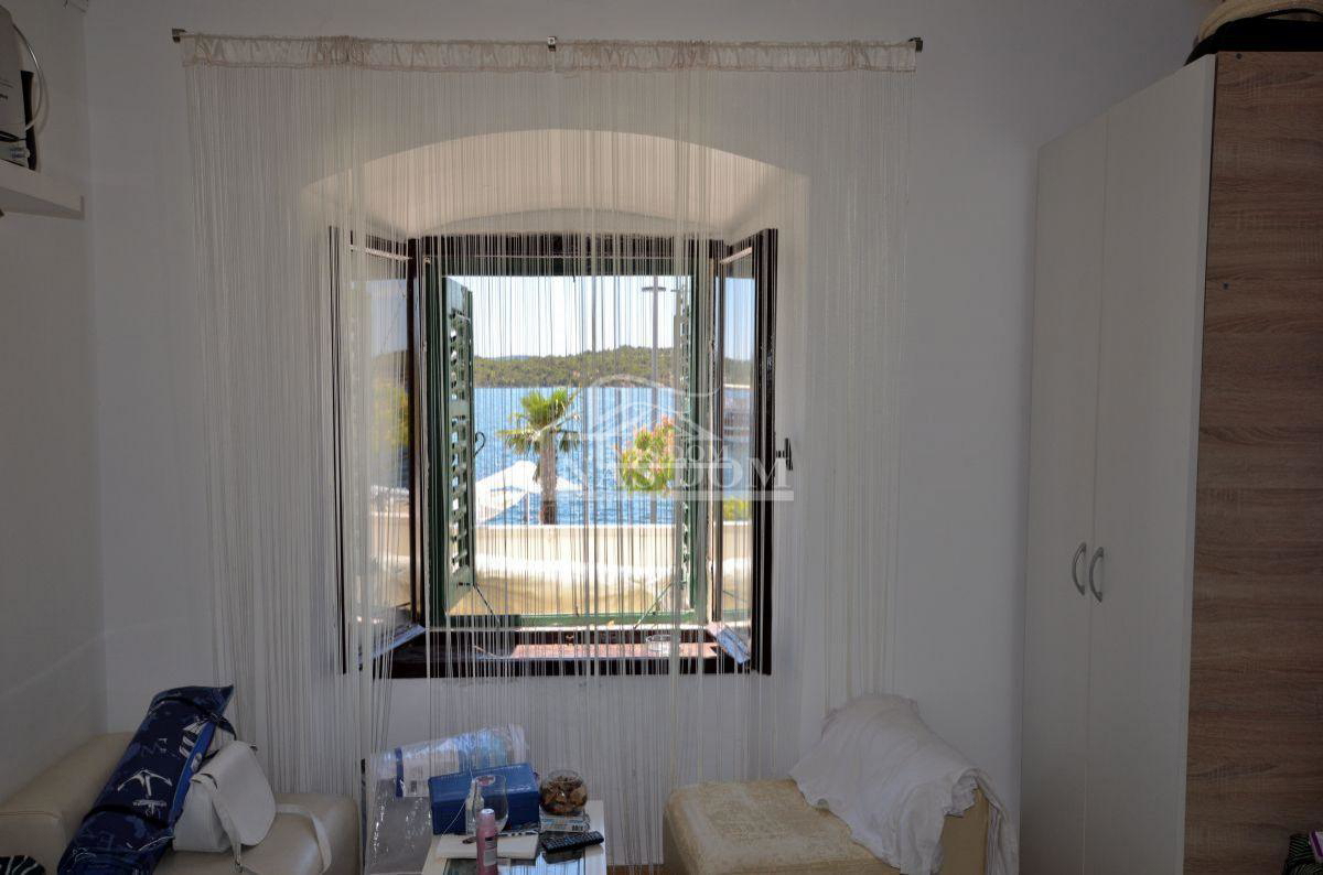 Spazio commerciale + 2 camere proprio sul lungomare!!