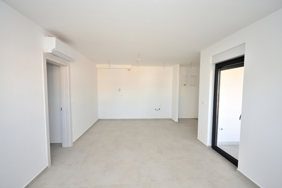 Vodice - appartamento con tre camere da letto 103,07m², ascensore, secondo piano, 250 m dalla spiaggia