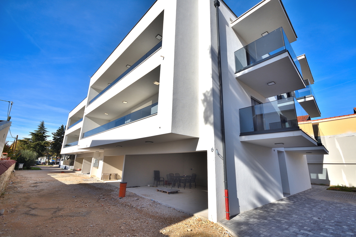 Vodice - appartamento con tre camere da letto 103,07m², ascensore, secondo piano, 250 m dalla spiaggia