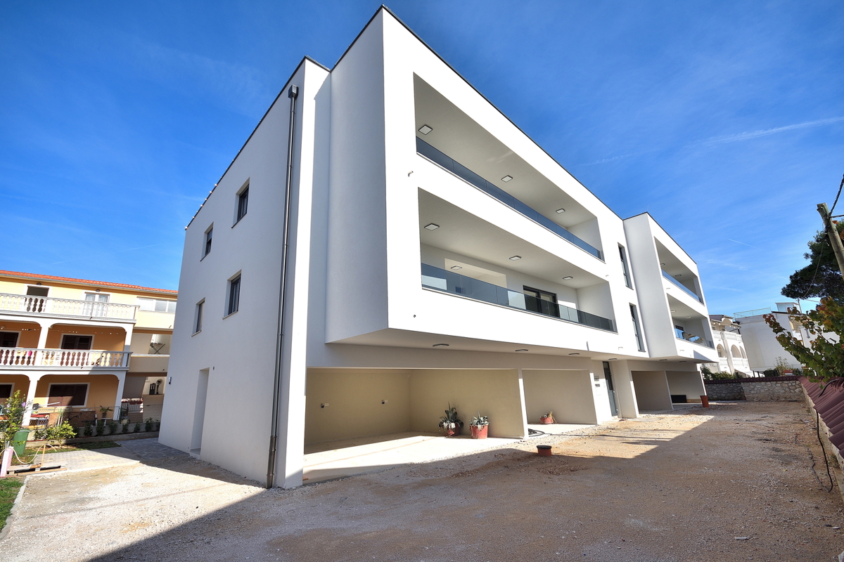 Vodice - appartamento con tre camere da letto 103,07m², ascensore, secondo piano, 250 m dalla spiaggia