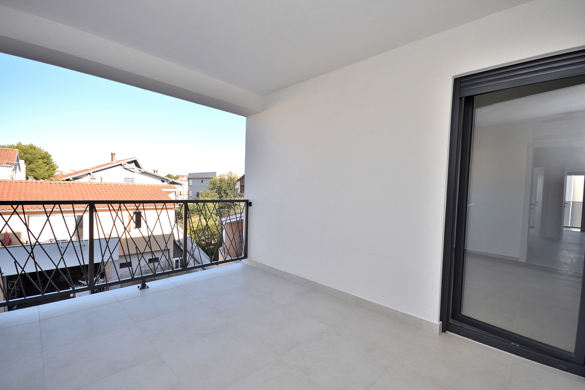 Vodice - appartamento con tre camere da letto 103,07m², ascensore, secondo piano, 250 m dalla spiaggia