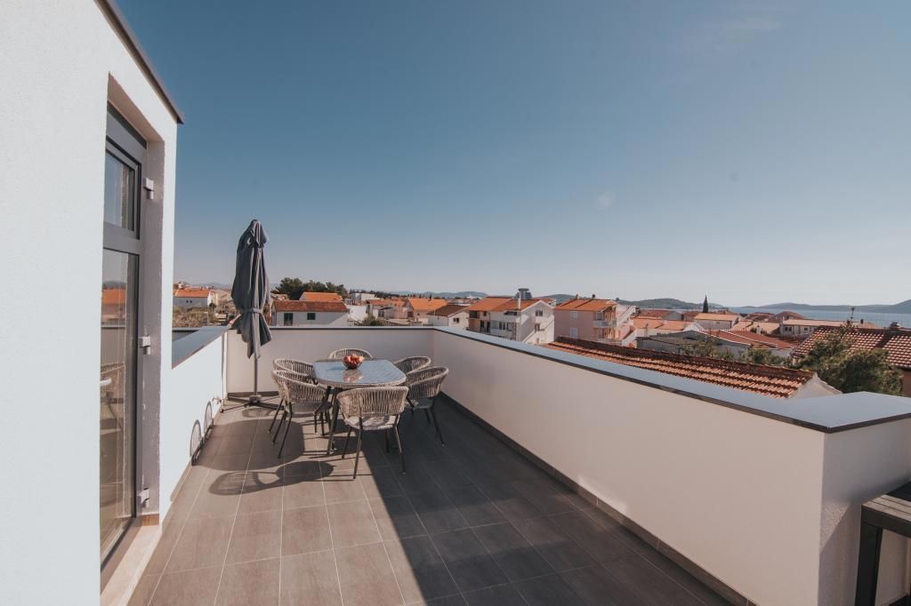 Vodice - casa con appartamenti e terrazza panoramica, vista mare