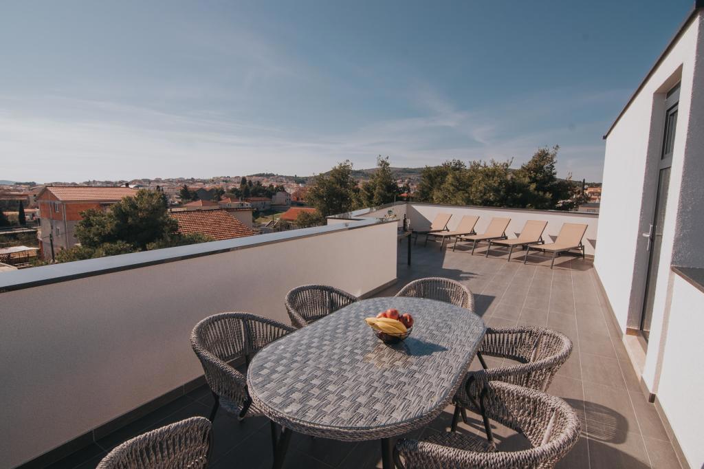 Vodice - casa con appartamenti e terrazza panoramica, vista mare