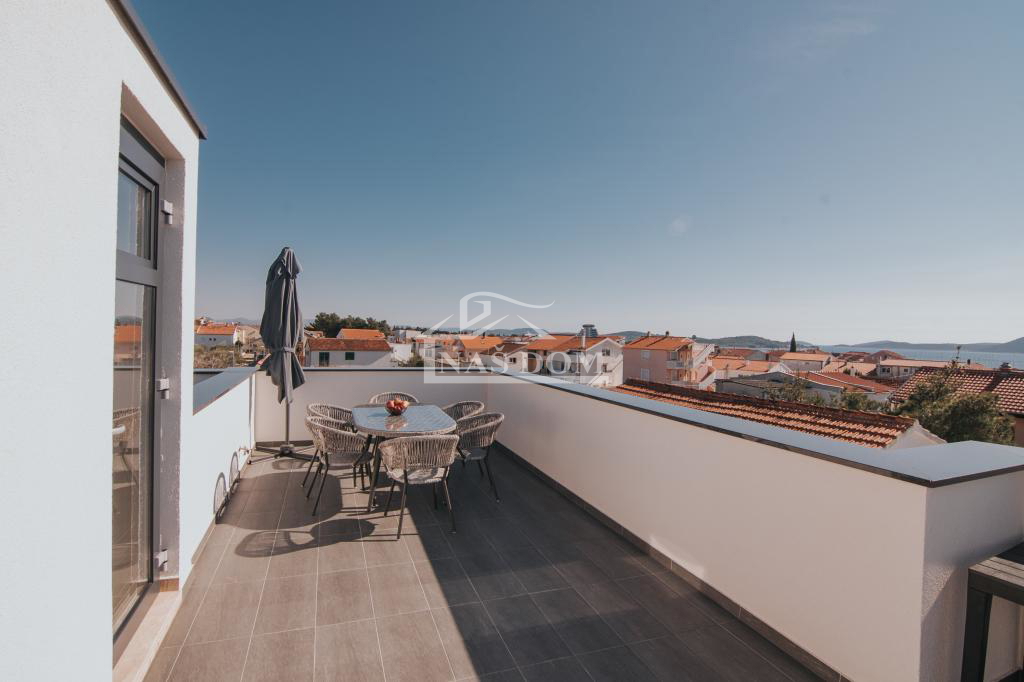 Vodice - casa con appartamenti e terrazza panoramica, vista mare