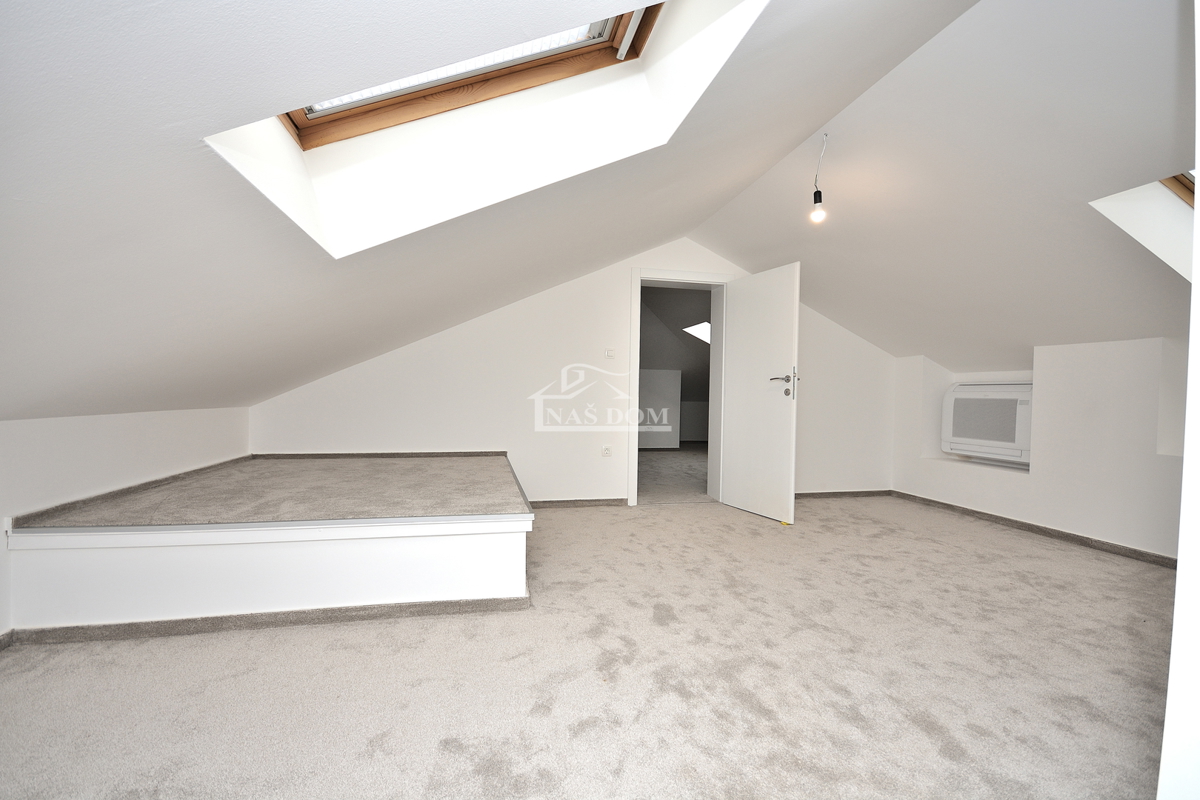 Vodice - appartamento su due piani, vista mare, 200 m dalla spiaggia