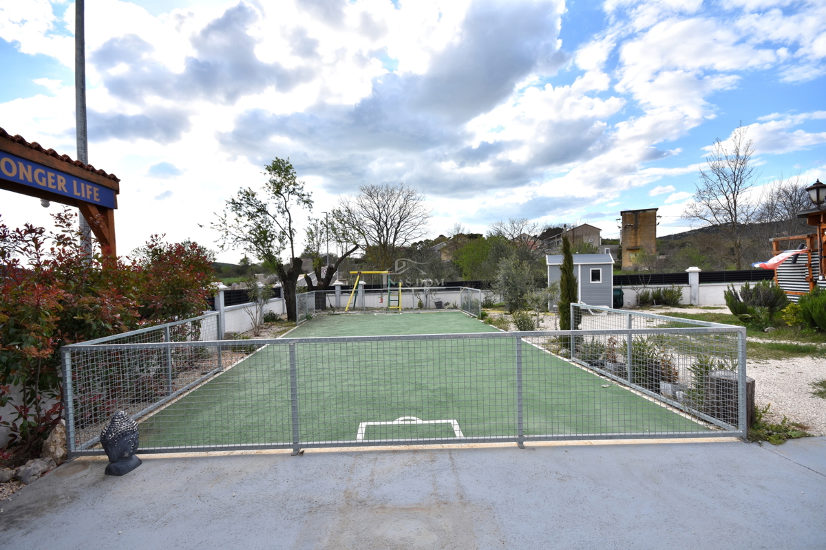 OPPORTUNITÀ - proprietà con due case, piscina, giardino curato