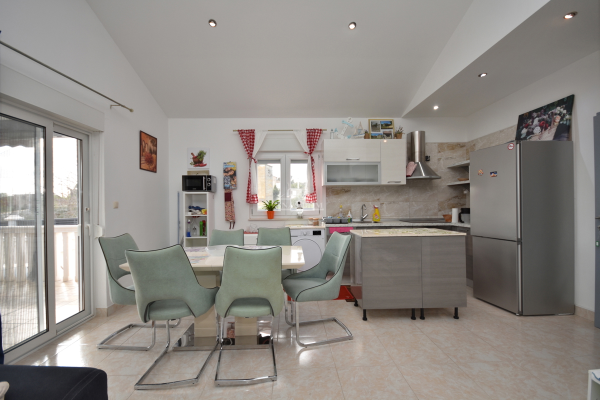 OPPORTUNITÀ - proprietà con due case, piscina, giardino curato