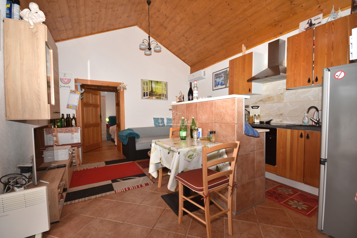 OPPORTUNITÀ - proprietà con due case, piscina, giardino curato