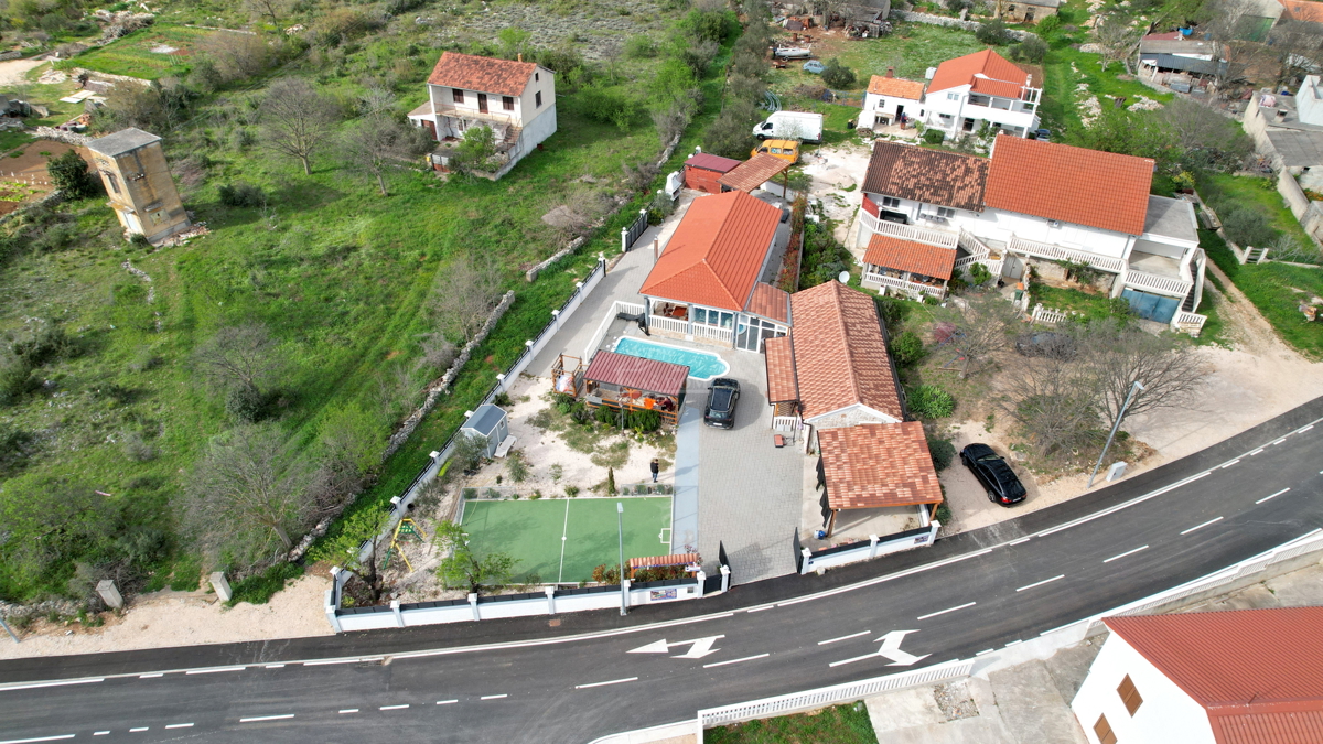 OPPORTUNITÀ - proprietà con due case, piscina, giardino curato