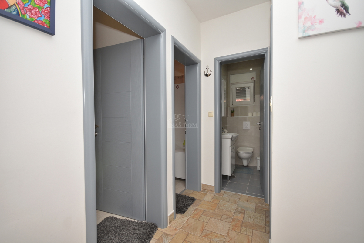 OPPORTUNITÀ - proprietà con due case, piscina, giardino curato