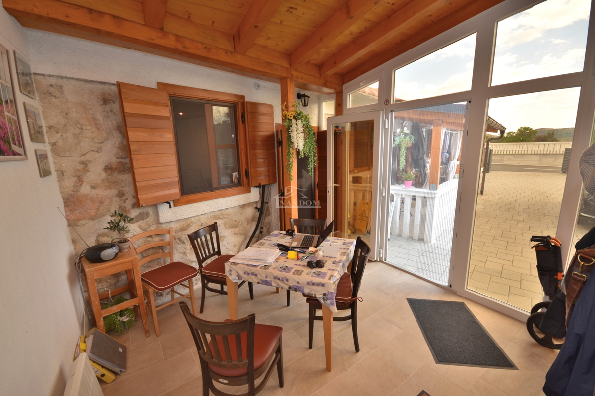 OPPORTUNITÀ - proprietà con due case, piscina, giardino curato