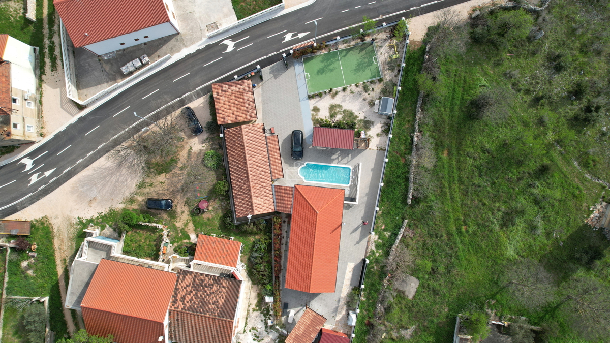 OPPORTUNITÀ - proprietà con due case, piscina, giardino curato