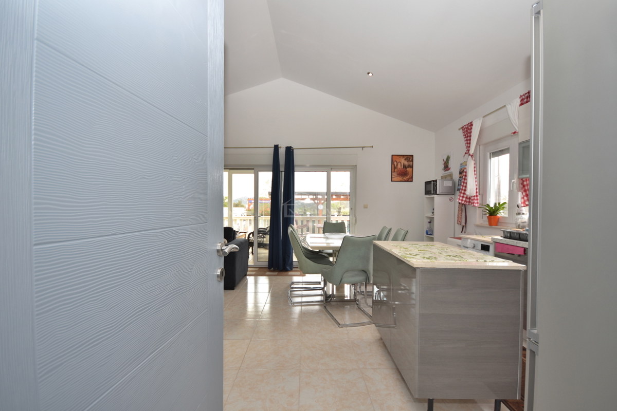 OPPORTUNITÀ - proprietà con due case, piscina, giardino curato