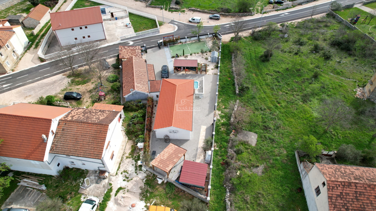 OPPORTUNITÀ - proprietà con due case, piscina, giardino curato