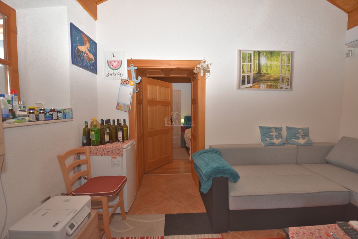 OPPORTUNITÀ - proprietà con due case, piscina, giardino curato