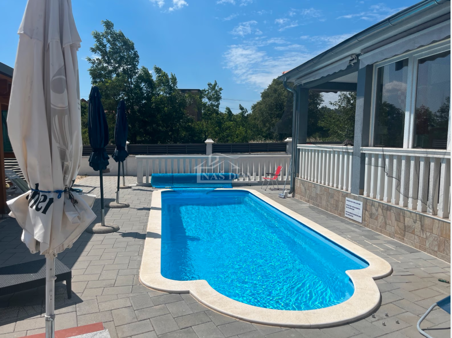 OPPORTUNITÀ - proprietà con due case, piscina, giardino curato