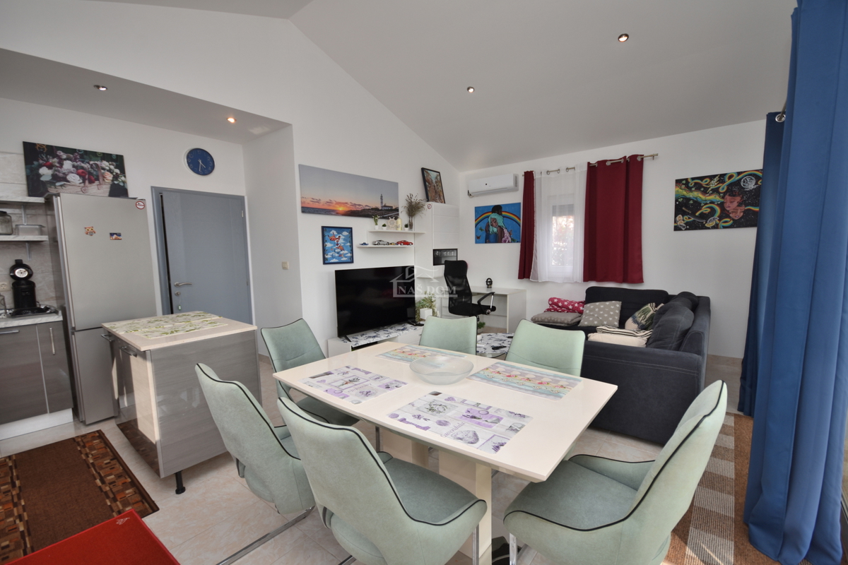 OPPORTUNITÀ - proprietà con due case, piscina, giardino curato