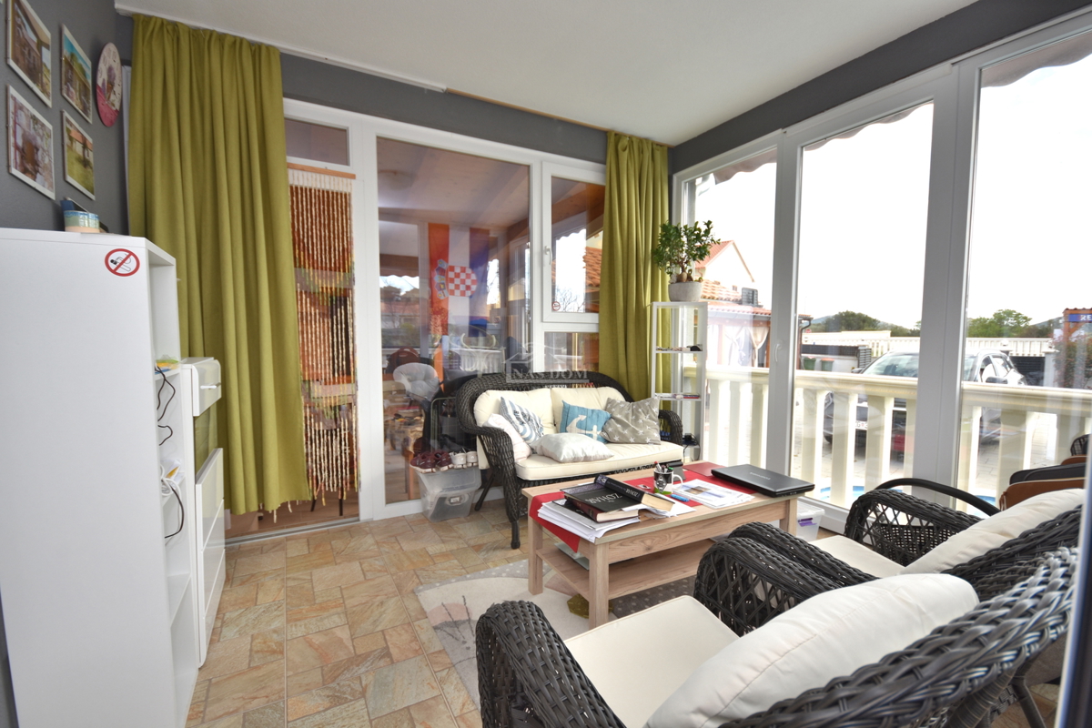 OPPORTUNITÀ - proprietà con due case, piscina, giardino curato