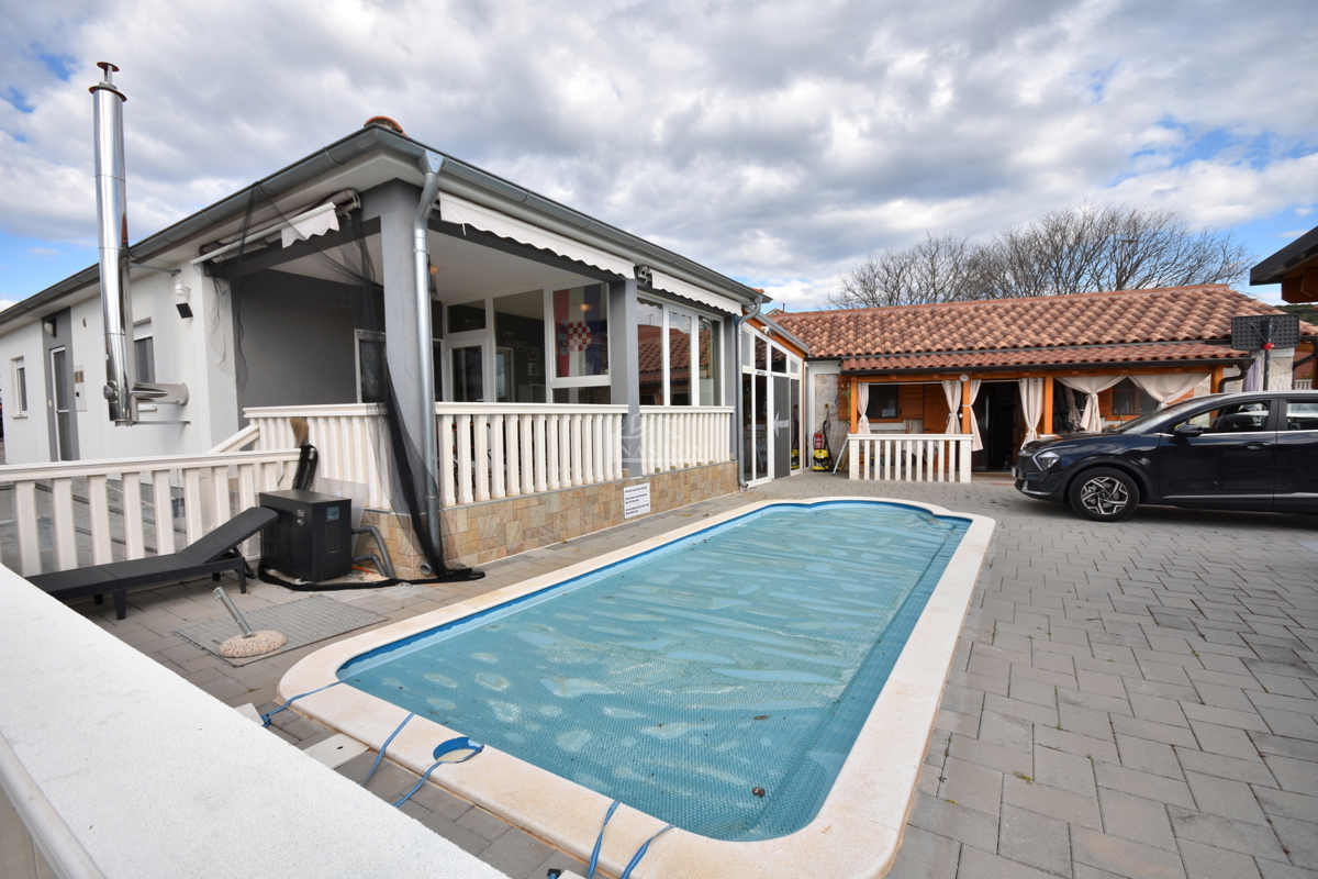 OPPORTUNITÀ - proprietà con due case, piscina, giardino curato