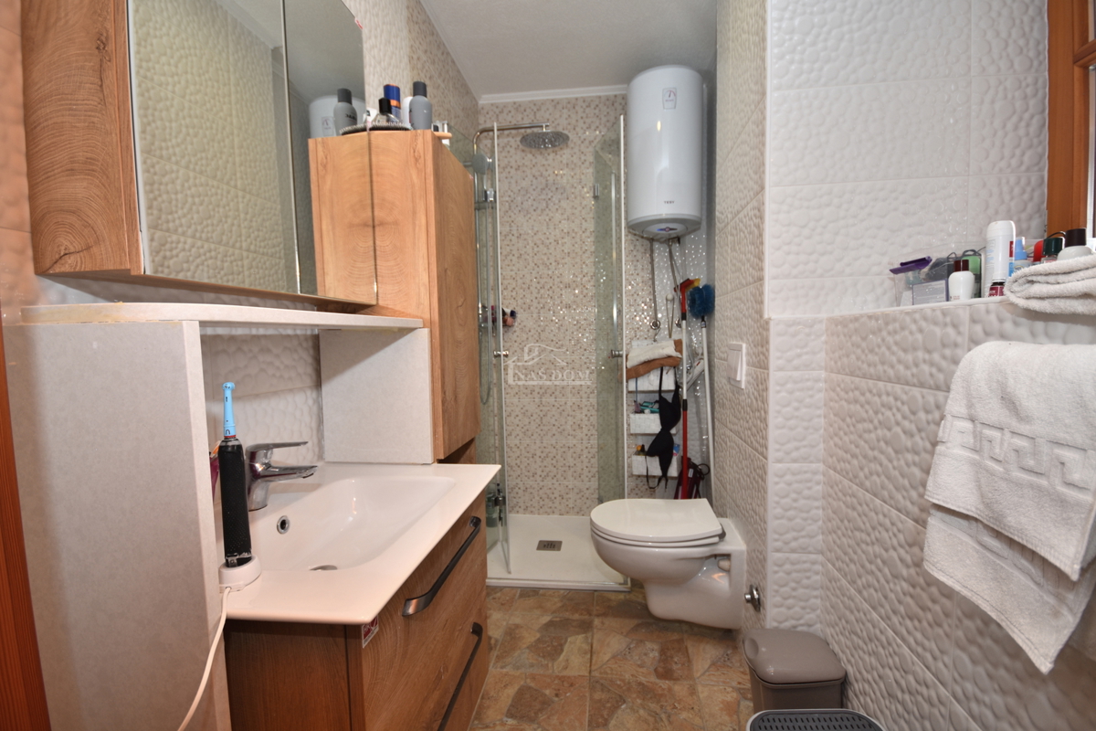 OPPORTUNITÀ - proprietà con due case, piscina, giardino curato